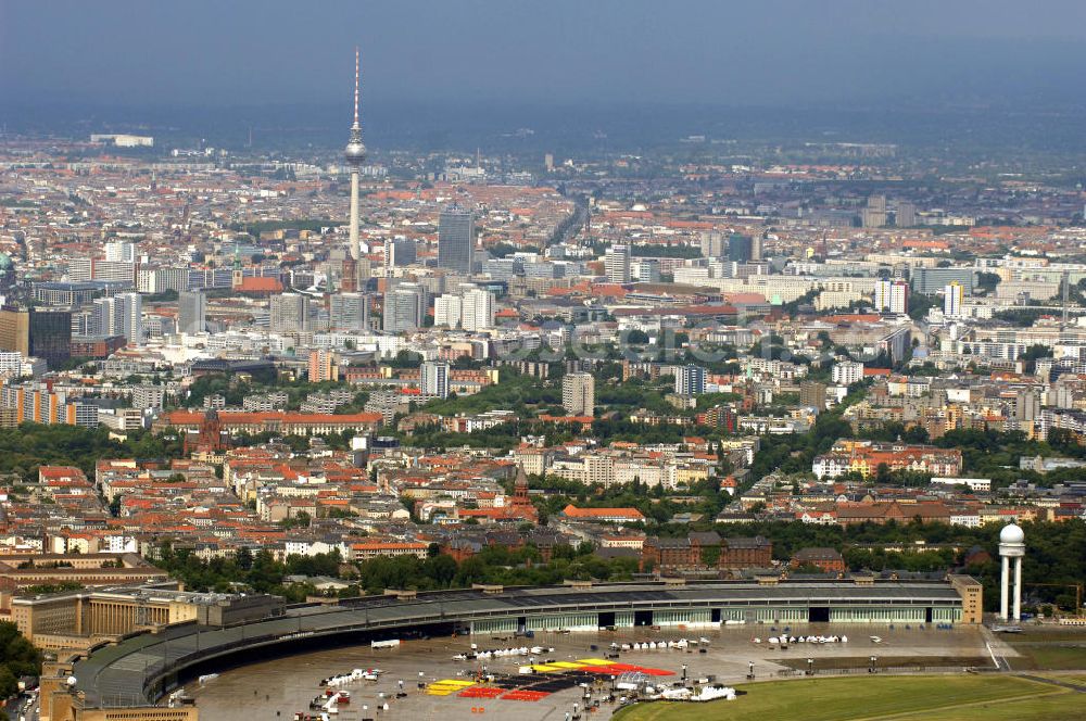 Berlin from the bird's eye view: Stadtansicht der Berliner Bezirke Tempelhof und Mitte. Im Vordergrund befindet sich das Areal des stillgelegten Flughafen-Tempelhof, das seit der Stillegung als Event- und Messestandort genutzt wird. Dieses Bild zeigt den Abbau der Modemesse Bread & Butter, eine zentrale Veranstaltung der Berliner Modewoche.