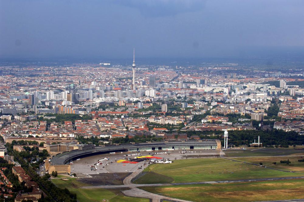 Aerial image Berlin - Stadtansicht der Berliner Bezirke Tempelhof und Mitte. Im Vordergrund befindet sich das Areal des stillgelegten Flughafen-Tempelhof, das seit der Stillegung als Event- und Messestandort genutzt wird. Dieses Bild zeigt den Abbau der Modemesse Bread & Butter, eine zentrale Veranstaltung der Berliner Modewoche.