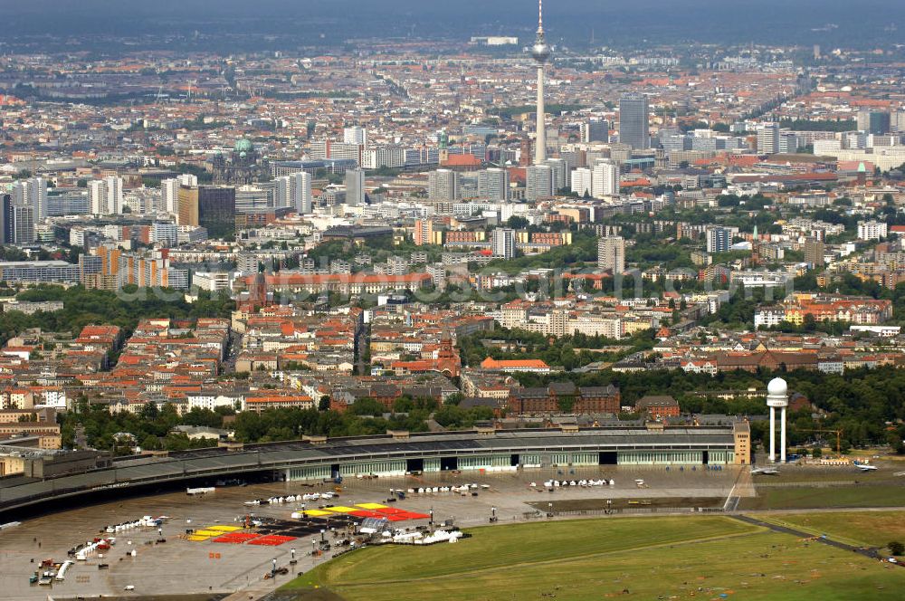 Aerial photograph Berlin - Stadtansicht der Berliner Bezirke Tempelhof und Mitte. Im Vordergrund befindet sich das Areal des stillgelegten Flughafen-Tempelhof, das seit der Stillegung als Event- und Messestandort genutzt wird. Dieses Bild zeigt den Abbau der Modemesse Bread & Butter, eine zentrale Veranstaltung der Berliner Modewoche.