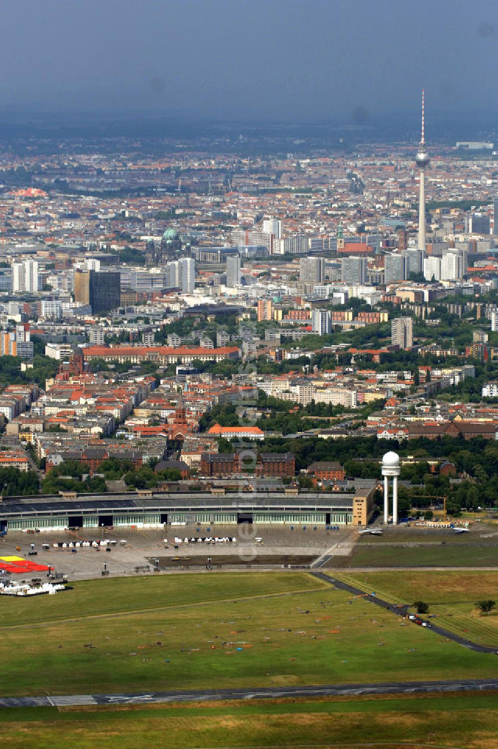 Berlin from above - Stadtansicht der Berliner Bezirke Tempelhof und Mitte. Im Vordergrund befindet sich das Areal des stillgelegten Flughafen-Tempelhof, das seit der Stillegung als Event- und Messestandort genutzt wird. Dieses Bild zeigt den Abbau der Modemesse Bread & Butter, eine zentrale Veranstaltung der Berliner Modewoche.