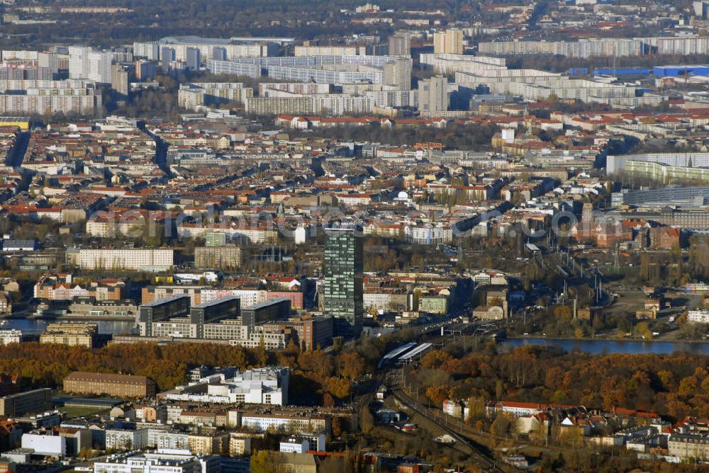 Aerial image Berlin - Stadtansicht Berliner Innenstadt mit Blick auf den Britzer Damm und den Teltowkanal. Der Britzer Damm ist ein zentraler Ort von Berlin, wo sich zahlreiche Geschäfte und Dienstleistungsunternehmen vorfinden. Der Teltowkanal verbindet die Spree-Oder-Wasserstraße mit der Potsdamer Havel und bildet zeitweise die Landesgrenze zwischen Berlin und Brandenburg. Das Hochhaus direkt an der Britzer-Brücke gehört der Allianz SE (früher Allianz Versicherung). Die Form SE steht für die sog. Europa-AG. Die Allianz SE zählt zu den weltweit größten Versicherungs- und Finanzdienstleistungskonzernen seit 1890. Kontakte: Allianz, An den Treptowers 3, 12435 Berlin, Tel.: 030/53830,