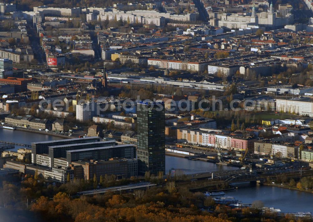 Aerial image Berlin - Stadtansicht Berliner Innenstadt mit Blick auf den Britzer Damm und den Teltowkanal. Der Britzer Damm ist ein zentraler Ort von Berlin, wo sich zahlreiche Geschäfte und Dienstleistungsunternehmen vorfinden. Der Teltowkanal verbindet die Spree-Oder-Wasserstraße mit der Potsdamer Havel und bildet zeitweise die Landesgrenze zwischen Berlin und Brandenburg. Das Hochhaus direkt an der Britzer-Brücke gehört der Allianz SE (früher Allianz Versicherung). Die Form SE steht für die sog. Europa-AG. Die Allianz SE zählt zu den weltweit größten Versicherungs- und Finanzdienstleistungskonzernen seit 1890. Kontakte: Allianz, An den Treptowers 3, 12435 Berlin, Tel.: 030/53830,