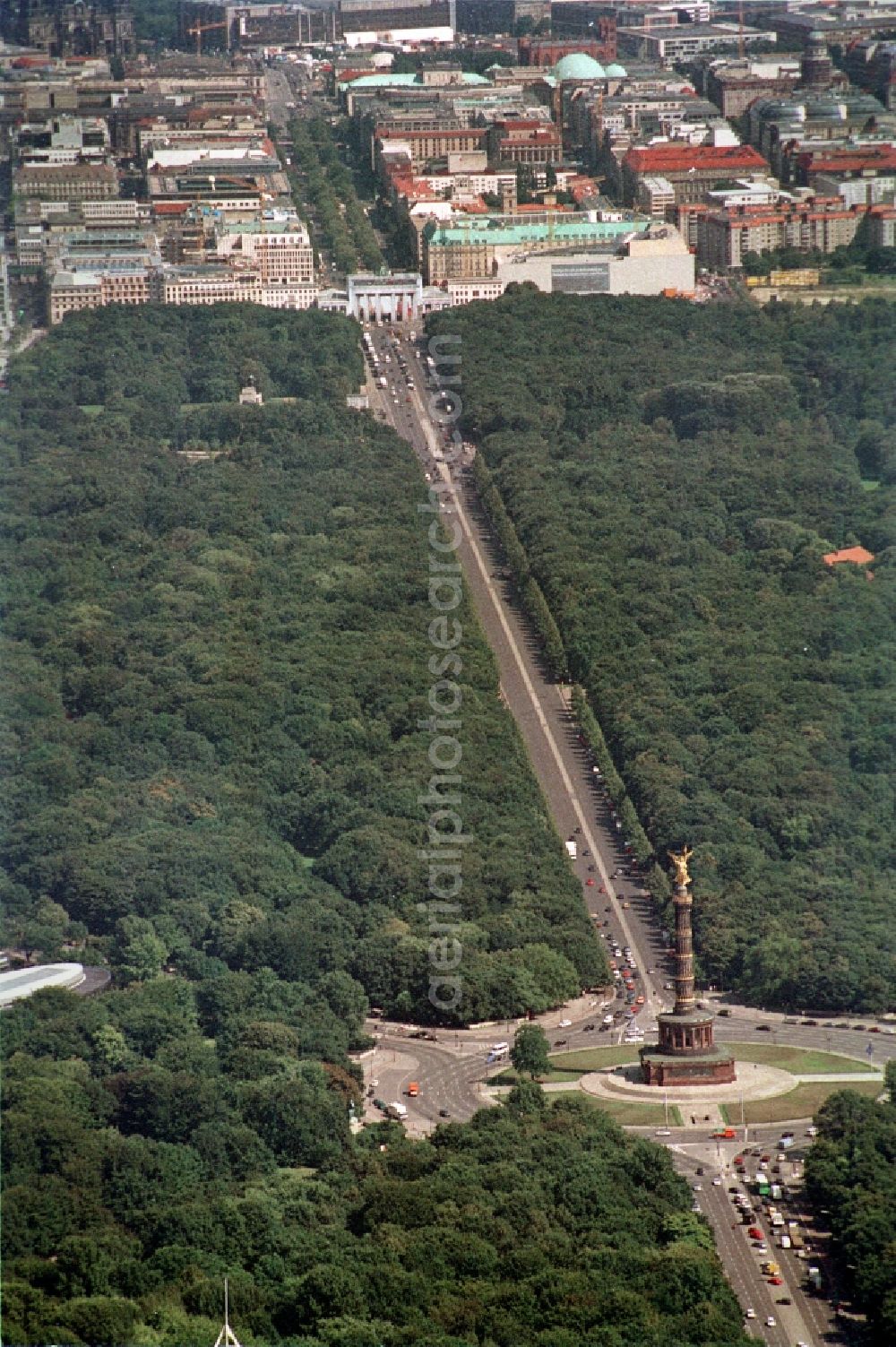 Berlin from the bird's eye view: Cityscape along the parks in Berlin's Tiergarten along the road from June 17 to the roundabout at the Victory Column - Great Star in Berlin