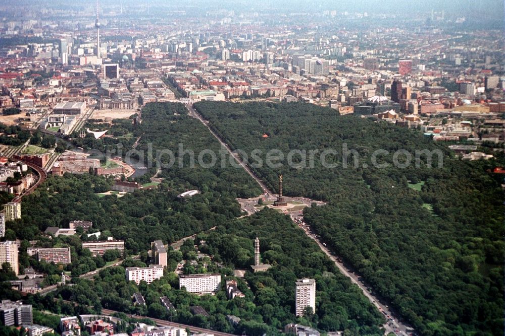 Aerial image Berlin - Cityscape along the parks in Berlin's Tiergarten along the road from June 17 to the roundabout at the Victory Column - Great Star in Berlin