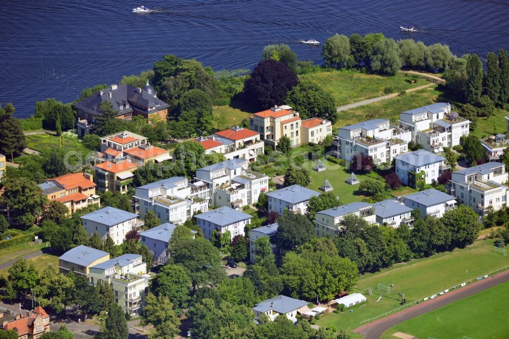 Aerial photograph Potsdam - View of the Berliner Vorstadt part of Potsdam in the state of Brandenburg. View of single and multi unit homes at the shores of the channel connecting the lakes Tiefer See and Glienicker See