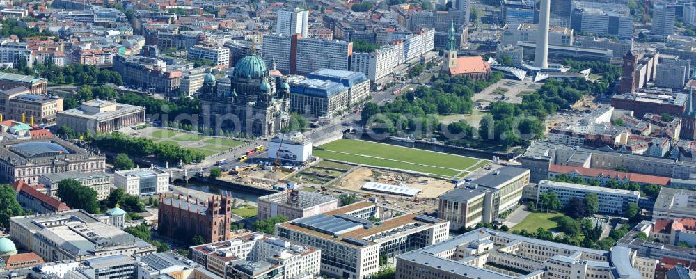 Aerial image Berlin Mitte - Stadtansicht vom Berliner Zentrum mit der Umgestaltung und Bauvorbereitungen am Schlossplatz in Berlin - Mitte. Derzeit laufen umfangreiche Freilegungsarbeiten archäologische Grabungen zur Sicherstellung von Fundamentresten des Berliner Stadtschloßes. Der Neubau des Informationszentrums H-Box ist in vollem Gange. Auf dem geschichtsträchtigem Platz entsteht das größte und wichtigste Kulturbauvorhaben der Bundesrepublik, der Bau des Humboldt-Forums in Gestalt des Berliner Schlosses. View the site of the Berlin Schlossplatz. Currently, extensive excavation work underway to ensure archaeological excavations of the foundation remains of the Berlin city castle. The new building of the Information Centre H-box is in full swing. On a historic place resulting in the largest and most important cultural building projects of the Federal Republic, the construction of the Humboldt Forum in the form of the Berlin Palace.