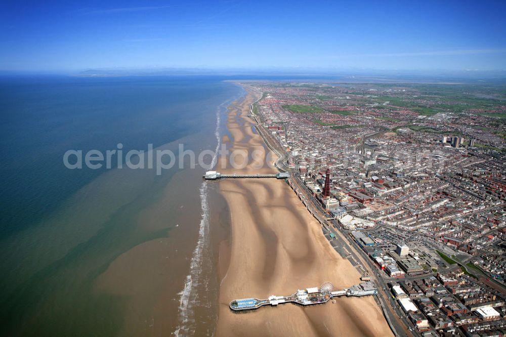 Aerial image Blackpool - Stadtansicht vom Küstenbereich Blackpools an der Irischen See. City view of the coastal area of Blackpool on the Irish Sea.