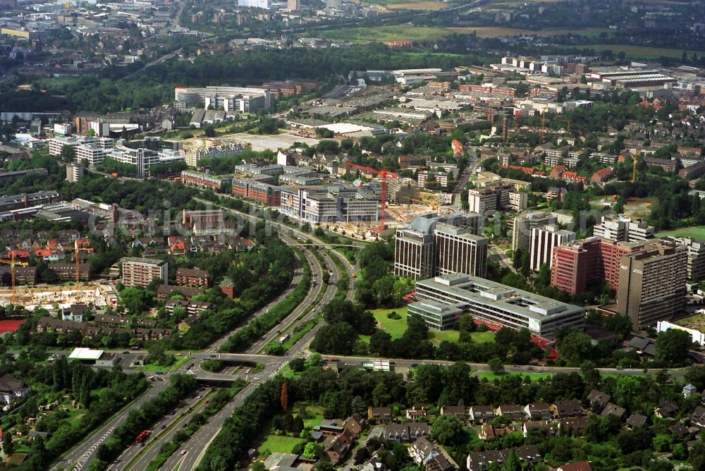 Aerial photograph Düsseldorf - Cityscape with a view along the Bundesstrasse B7 overlooking the office area Am Seestern in the Loerick district of Duesseldorf in the state North Rhine-Westphalia. The densely build-up area is location for business premises with office buildings and headquarters of national and international companies. Also visible is the construction site of the future location of the Mercure Hotel Duesseldorf Seestern