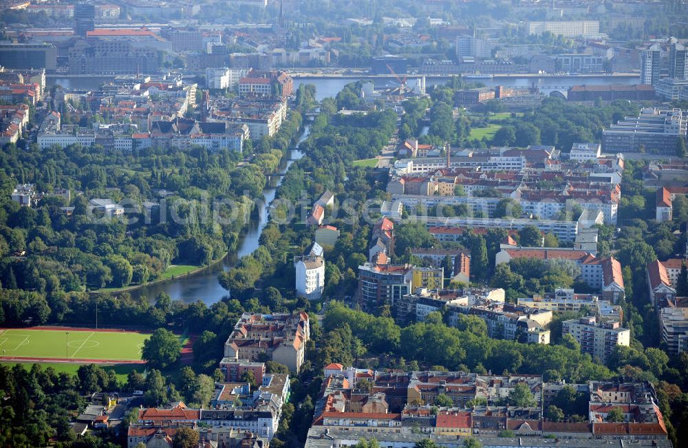 Aerial photograph Berlin Kreuzberg - Eine Stadtansicht mit Blick auf den Landwehrkanal und die Spree in Berlin-Kreuzberg an der Grenze zu Neukölln. The cityscape of Berlin-Kreuzberg with a view to the channel Landwehrkanal and the river Spree.