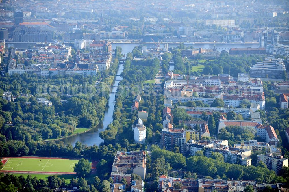 Berlin Kreuzberg from the bird's eye view: Eine Stadtansicht mit Blick auf den Landwehrkanal und die Spree in Berlin-Kreuzberg an der Grenze zu Neukölln. The cityscape of Berlin-Kreuzberg with a view to the channel Landwehrkanal and the river Spree.