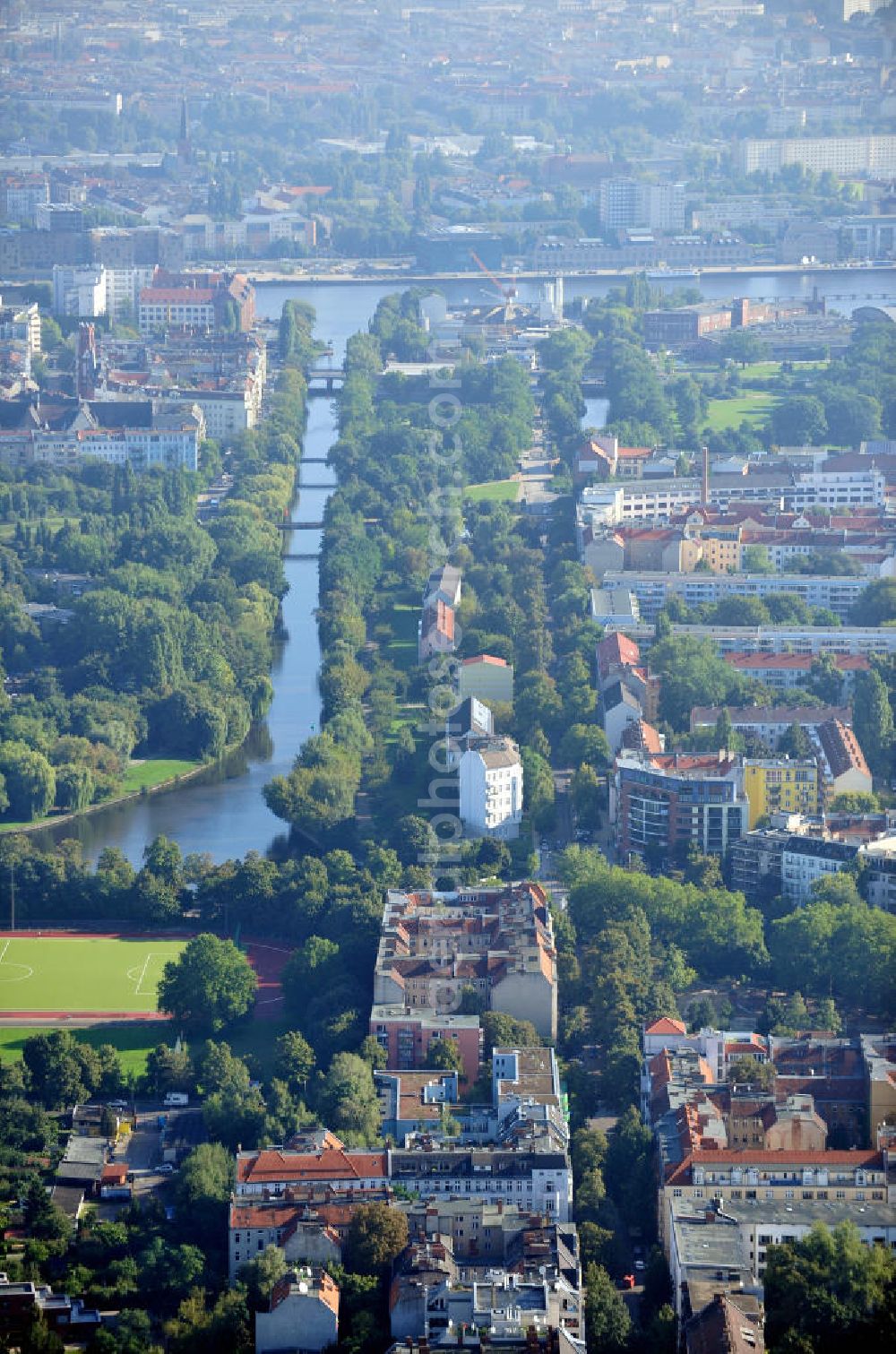 Aerial photograph Berlin Kreuzberg - Eine Stadtansicht mit Blick auf den Landwehrkanal und die Spree in Berlin-Kreuzberg an der Grenze zu Neukölln. The cityscape of Berlin-Kreuzberg with a view to the channel Landwehrkanal and the river Spree.