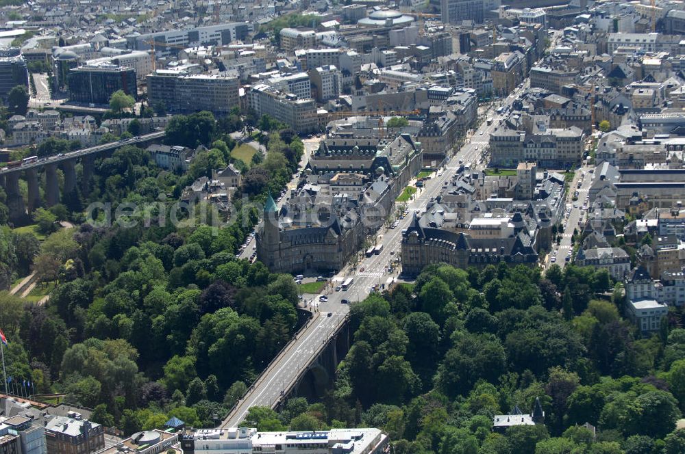 Aerial image Luxemburg - Stadtansicht auf den Boulevard de la Petrusse am Place de Metz und der Pont Adolphe im Altstadtzentrum von Luxemburg