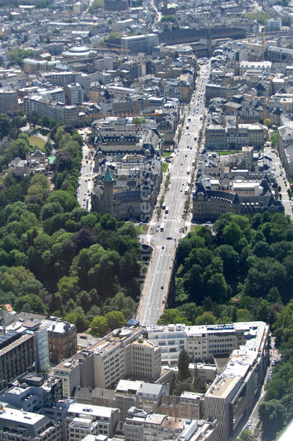 Aerial photograph Luxemburg - Stadtansicht auf den Boulevard de la Petrusse am Place de Metz und der Pont Adolphe im Altstadtzentrum von Luxemburg