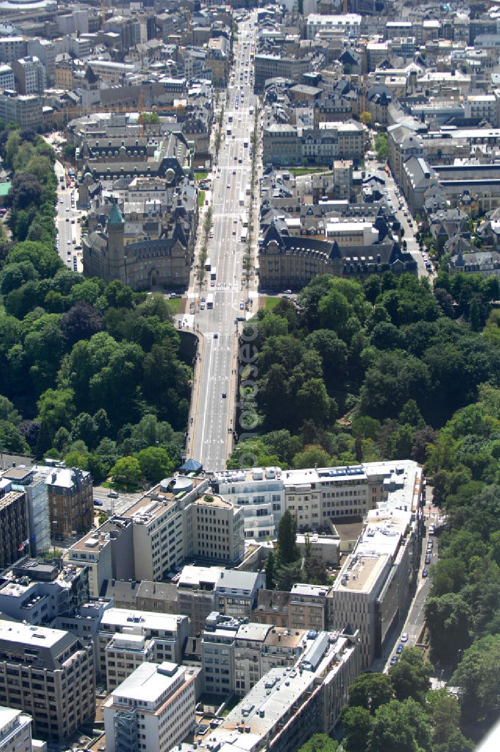 Luxemburg from above - Stadtansicht auf den Boulevard de la Petrusse am Place de Metz und der Pont Adolphe im Altstadtzentrum von Luxemburg