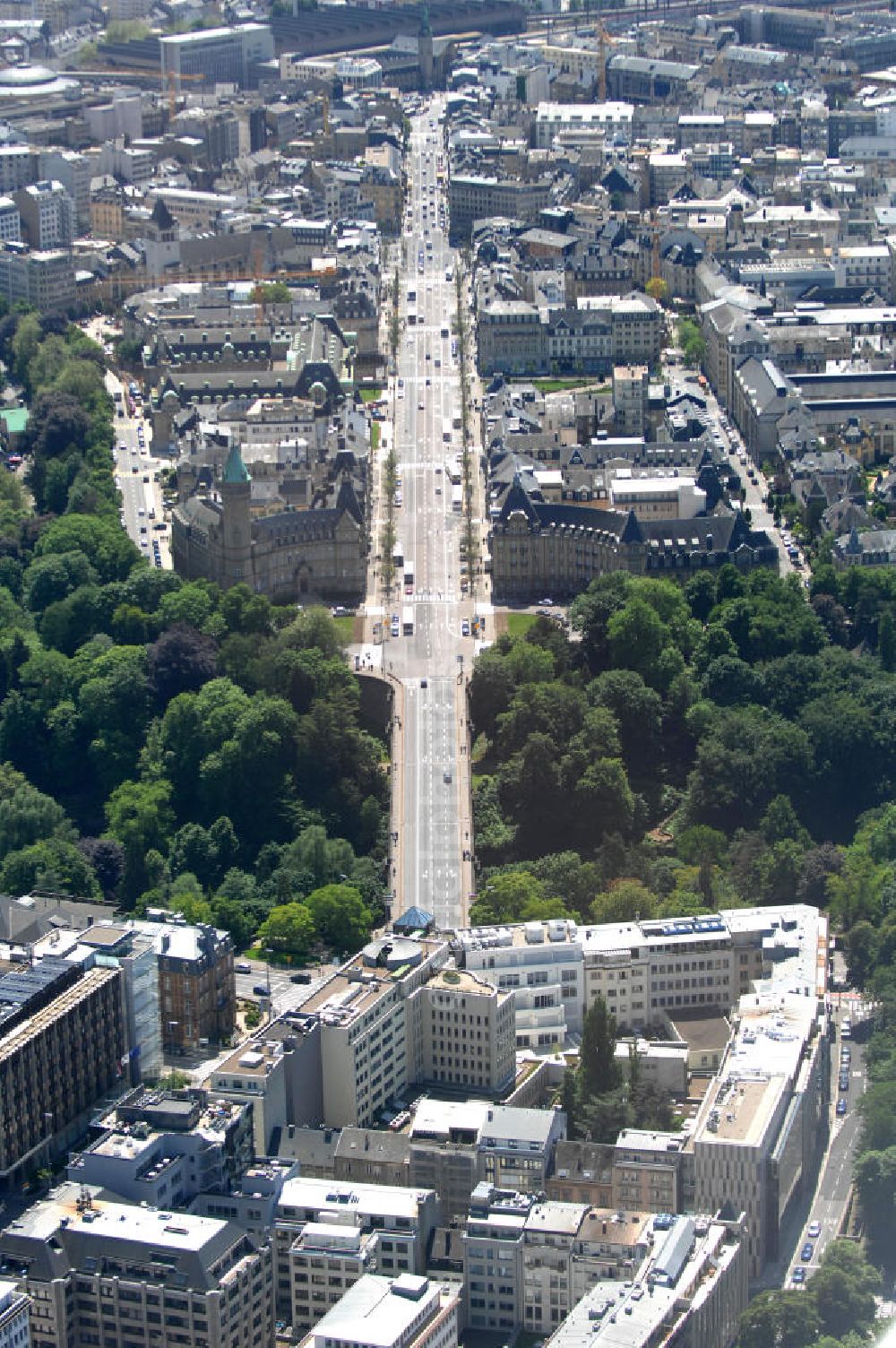 Luxemburg from the bird's eye view: Stadtansicht auf den Boulevard de la Petrusse am Place de Metz und der Pont Adolphe im Altstadtzentrum von Luxemburg