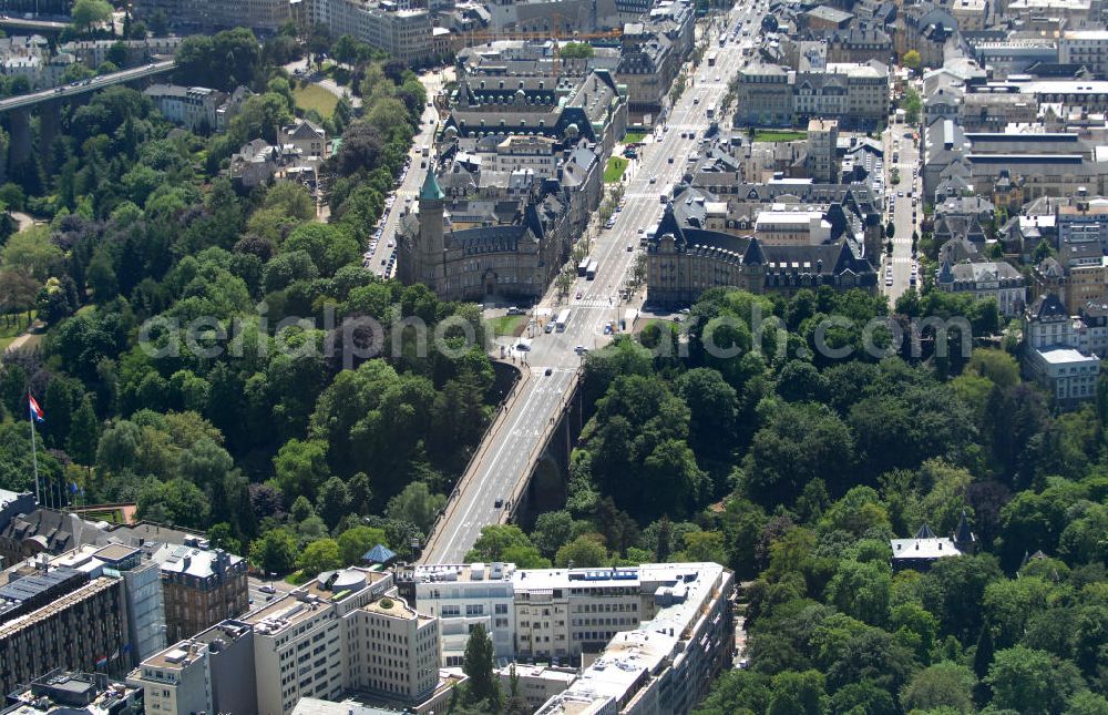 Aerial image Luxemburg - Stadtansicht auf den Boulevard de la Petrusse am Place de Metz und der Pont Adolphe im Altstadtzentrum von Luxemburg