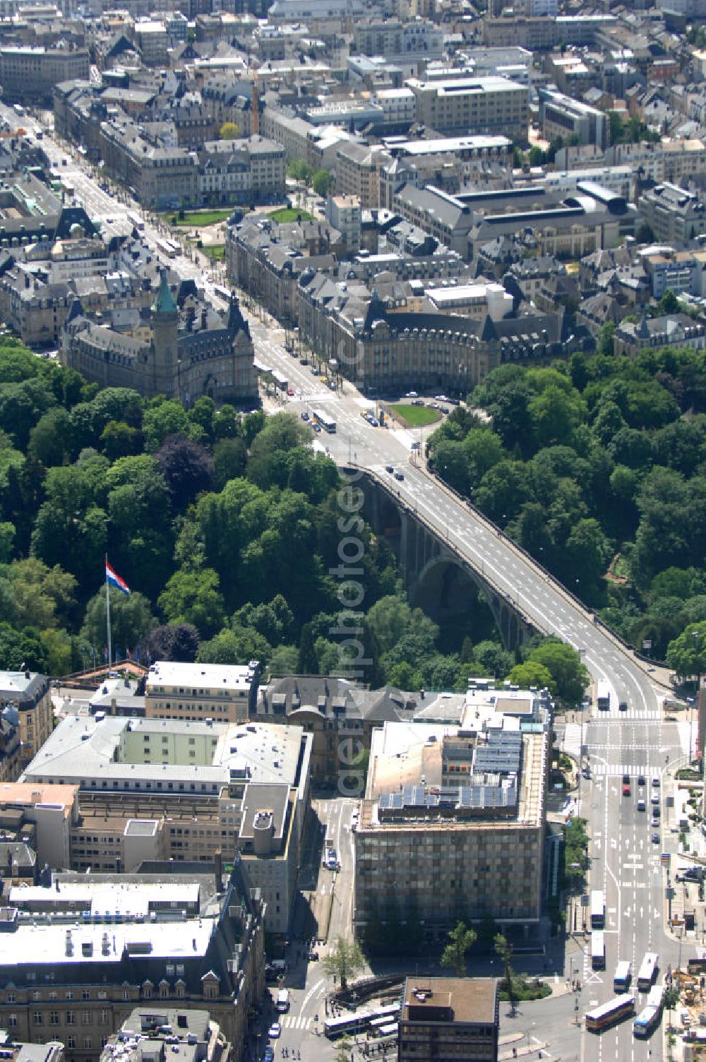 Luxemburg from above - Stadtansicht auf den Boulevard de la Petrusse am Place de Metz und der Pont Adolphe im Altstadtzentrum von Luxemburg