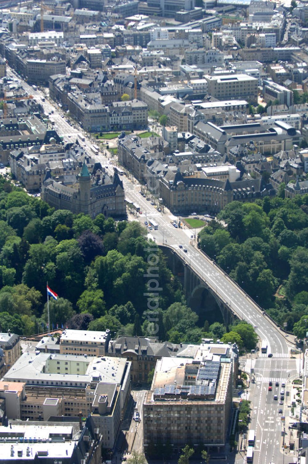 Luxemburg from the bird's eye view: Stadtansicht auf den Boulevard de la Petrusse am Place de Metz und der Pont Adolphe im Altstadtzentrum von Luxemburg