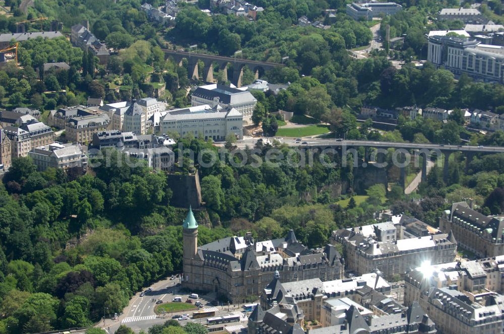 Luxemburg from above - Stadtansicht auf den Boulevard de la Petrusse am Place de Metz und der Pont Adolphe im Altstadtzentrum von Luxemburg