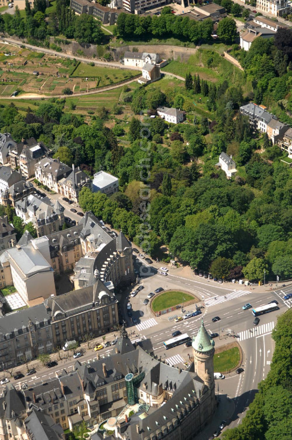 Luxemburg from above - Stadtansicht auf den Boulevard de la Petrusse am Place de Metz und der Pont Adolphe im Altstadtzentrum von Luxemburg