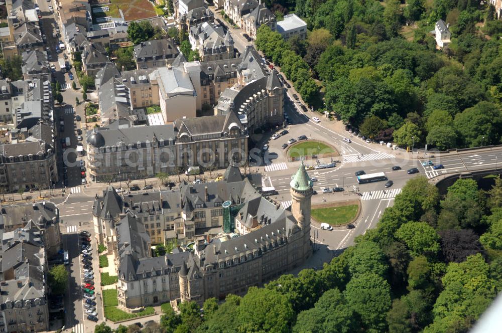 Luxemburg from the bird's eye view: Stadtansicht auf den Boulevard de la Petrusse am Place de Metz und der Pont Adolphe im Altstadtzentrum von Luxemburg