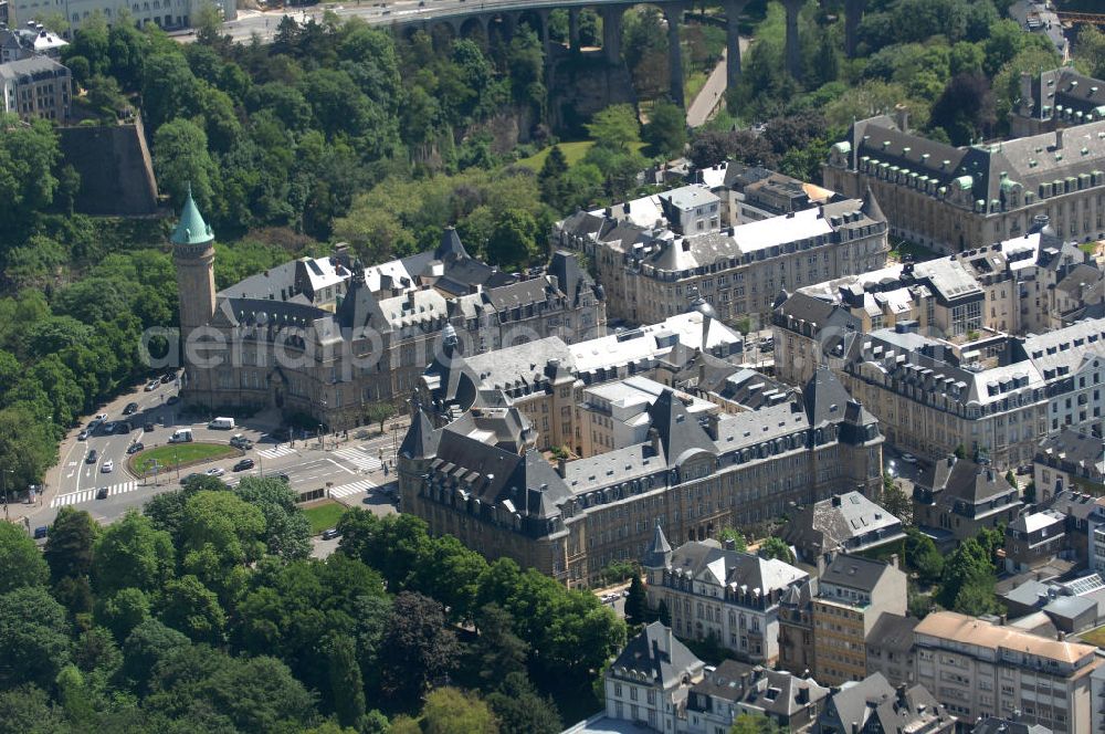 Luxemburg from above - Stadtansicht auf den Boulevard de la Petrusse am Place de Metz und der Pont Adolphe im Altstadtzentrum von Luxemburg