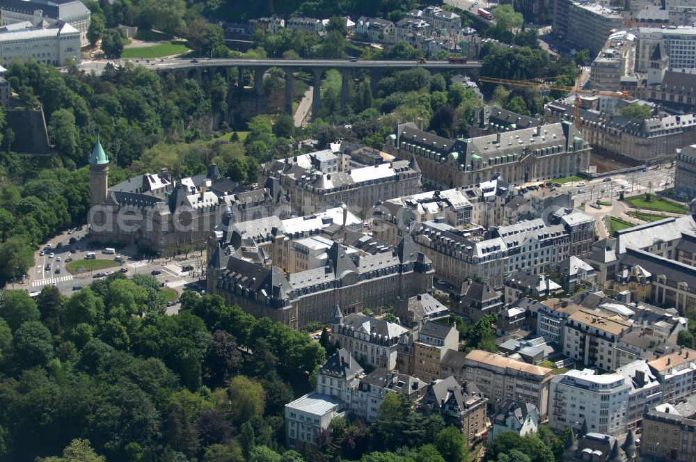 Luxemburg from the bird's eye view: Stadtansicht auf den Boulevard de la Petrusse am Place de Metz und der Pont Adolphe im Altstadtzentrum von Luxemburg