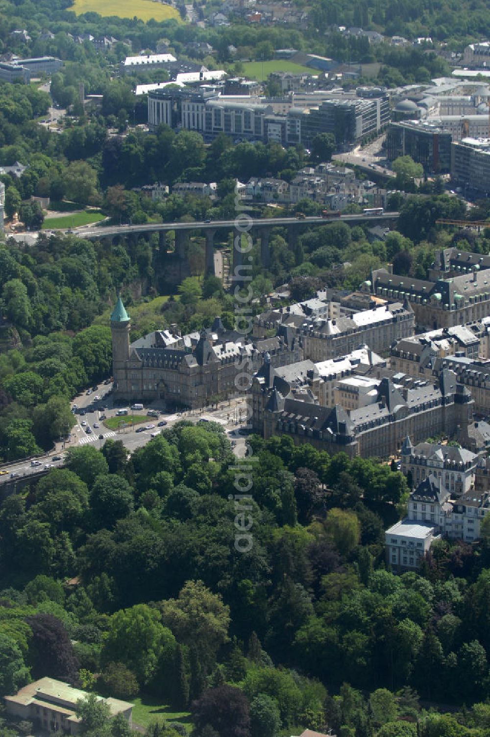 Luxemburg from above - Stadtansicht auf den Boulevard de la Petrusse am Place de Metz und der Pont Adolphe im Altstadtzentrum von Luxemburg