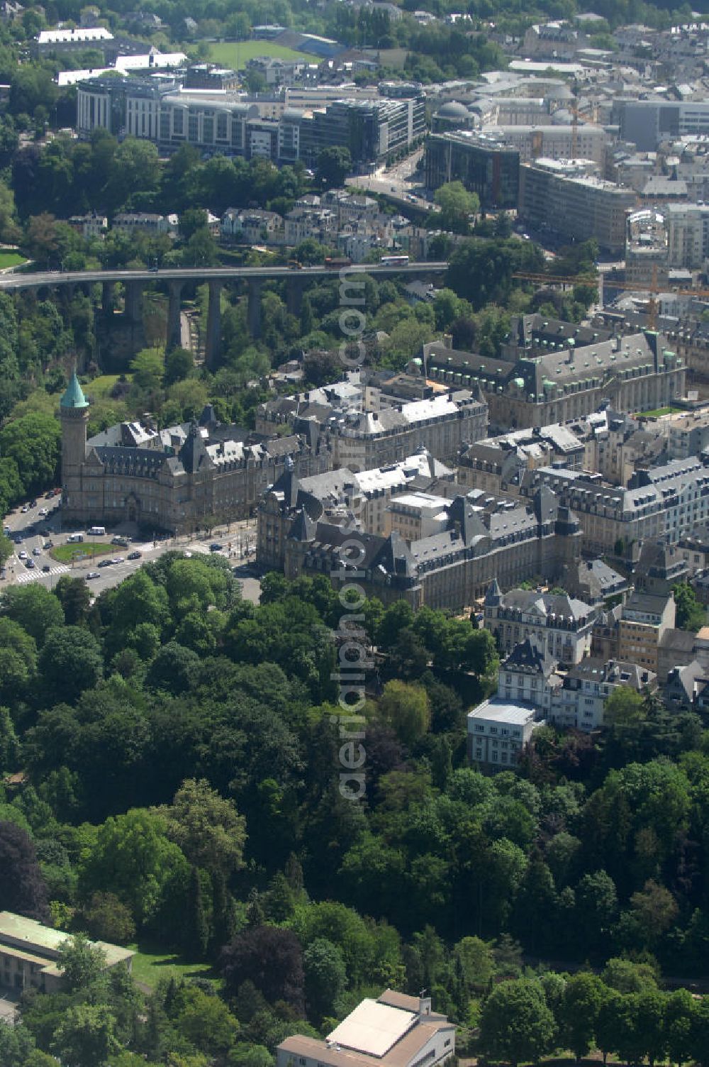 Luxemburg from the bird's eye view: Stadtansicht auf den Boulevard de la Petrusse am Place de Metz und der Pont Adolphe im Altstadtzentrum von Luxemburg