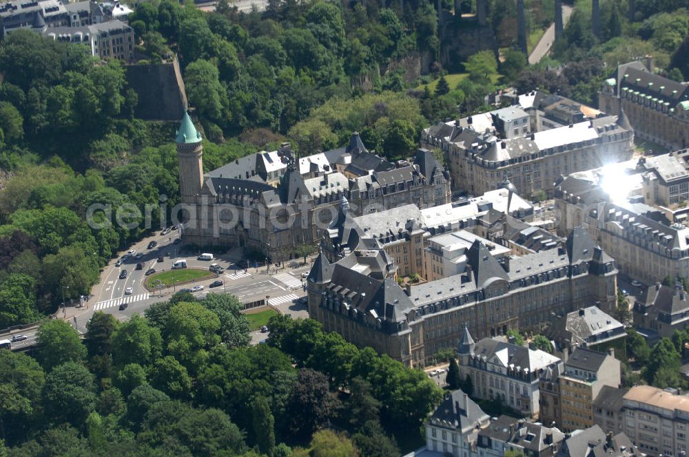 Luxemburg from the bird's eye view: Stadtansicht auf den Boulevard de la Petrusse am Place de Metz und der Pont Adolphe im Altstadtzentrum von Luxemburg