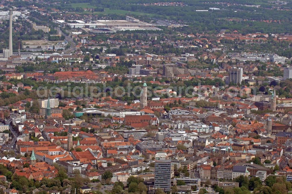 Aerial photograph Braunschweig - Blick über das Stadtzentrum von Braunschweig nach Norden. Auffällig der 93 m hohe Turm der St. Andreaskirche. View overf the city center of Brunswick to the north.Noticable the 93-meter-high tower of St. Andrew's Church.