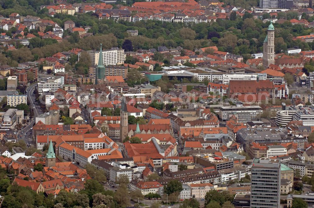 Braunschweig from above - Blick über das Stadtzentrum von Braunschweig nach Norden. Auffällig der 93 m hohe Turm der St. Andreaskirche. View overf the city center of Brunswick to the north.Noticable the 93-meter-high tower of St. Andrew's Church.