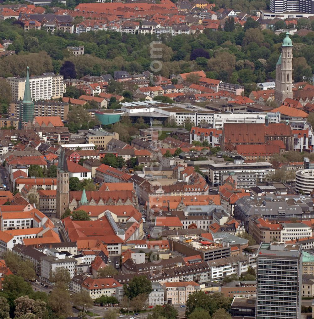 Braunschweig from the bird's eye view: Blick über das Stadtzentrum von Braunschweig nach Norden. Auffällig der 93 m hohe Turm der St. Andreaskirche. View overf the city center of Brunswick to the north.Noticable the 93-meter-high tower of St. Andrew's Church.