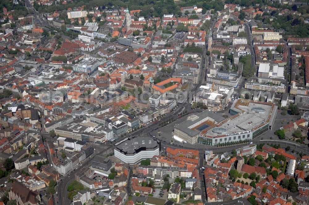 Braunschweig from the bird's eye view: Stadtansicht mit den Braunschweiger Schloss Arkaden. 250 Jahre lang befand sich an dieser Stelle das Braunschweiger Schloss. Nach dem 2. Weltkrieg wurde das Braunschweiger Schloss abgerissen. 2006 begann der Wiederaufbau des Schlosses als Shopping Mall. Anfang 2007 wurde es eröffnet. Kontakt Management: ECE Projektmanagement, Kommunikation, Heegbarg 30, 22391 Hamburg, Tel. +49 (0) 40 60606-898, Fax +49 (0) 4060606-511, E-Mail: press@ece.de