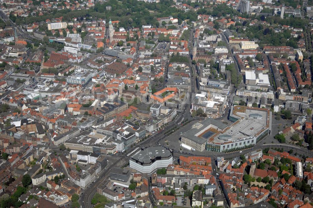 Aerial image Braunschweig - Stadtansicht mit den Braunschweiger Schloss Arkaden. 250 Jahre lang befand sich an dieser Stelle das Braunschweiger Schloss. Nach dem 2. Weltkrieg wurde das Braunschweiger Schloss abgerissen. 2006 begann der Wiederaufbau des Schlosses als Shopping Mall. Anfang 2007 wurde es eröffnet. Kontakt Management: ECE Projektmanagement, Kommunikation, Heegbarg 30, 22391 Hamburg, Tel. +49 (0) 40 60606-898, Fax +49 (0) 4060606-511, E-Mail: press@ece.de