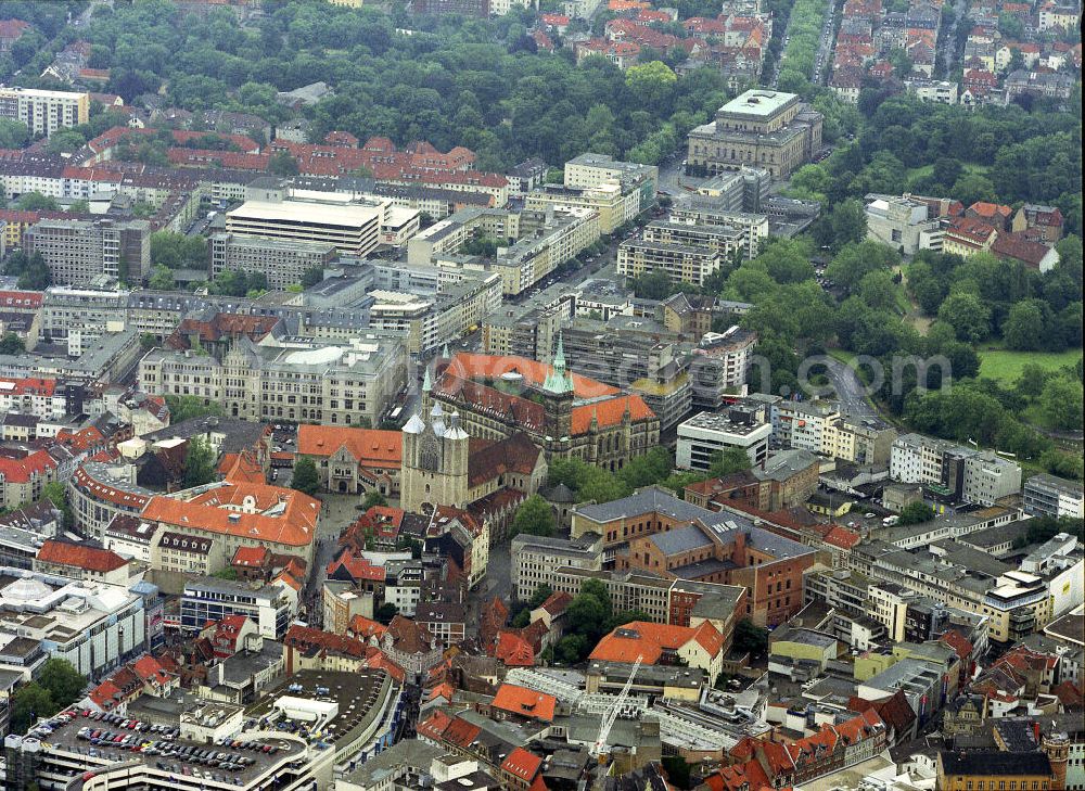 Braunschweig from the bird's eye view: Stadtansicht vom Braunschweiger Altstadtzentrum mit dem Dom, der Burg Dankwarderode, dem Rathaus und dem Gebäude der Bezirksregierung. City View from the Brunswick town center with its cathedral, castle Dankwarderode, town hall and the building of the district government.