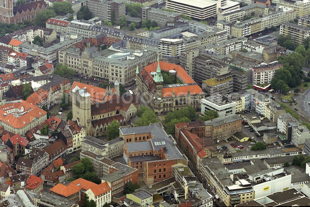 Aerial image Braunschweig - Stadtansicht vom Braunschweiger Altstadtzentrum mit dem Dom, der Burg Dankwarderode, dem Rathaus und dem Gebäude der Bezirksregierung. City View from the Brunswick town center with its cathedral, castle Dankwarderode, town hall and the building of the district government.