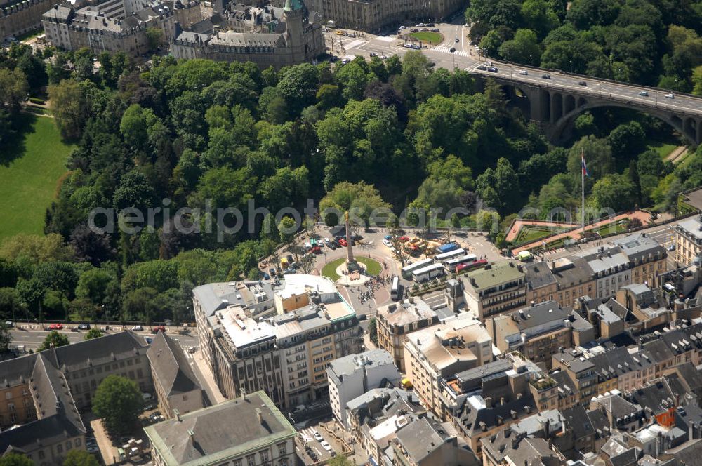 Luxemburg from above - Stadtansicht auf die Brücke Pont Adolphe den mit dem Boulevard de la Petrusse am Place de Metz am Altstadtzentrum von Luxemburg. Im Vordergrund der Bereich an der Avenue Marie-Therese