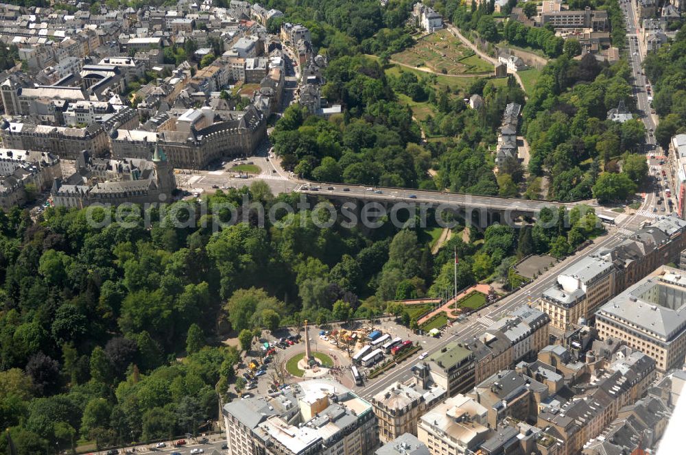 Luxemburg from the bird's eye view: Stadtansicht auf die Brücke Pont Adolphe den mit dem Boulevard de la Petrusse am Place de Metz am Altstadtzentrum von Luxemburg. Im Vordergrund der Bereich an der Avenue Marie-Therese