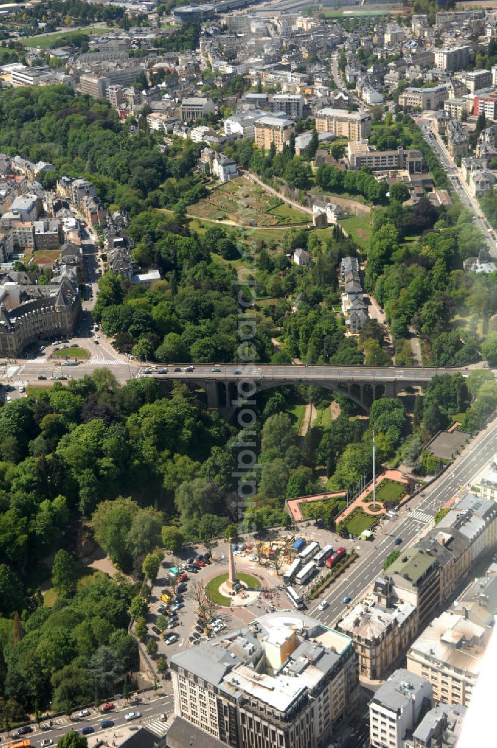 Aerial image Luxemburg - Stadtansicht auf die Brücke Pont Adolphe den mit dem Boulevard de la Petrusse am Place de Metz am Altstadtzentrum von Luxemburg. Im Vordergrund der Bereich an der Avenue Marie-Therese