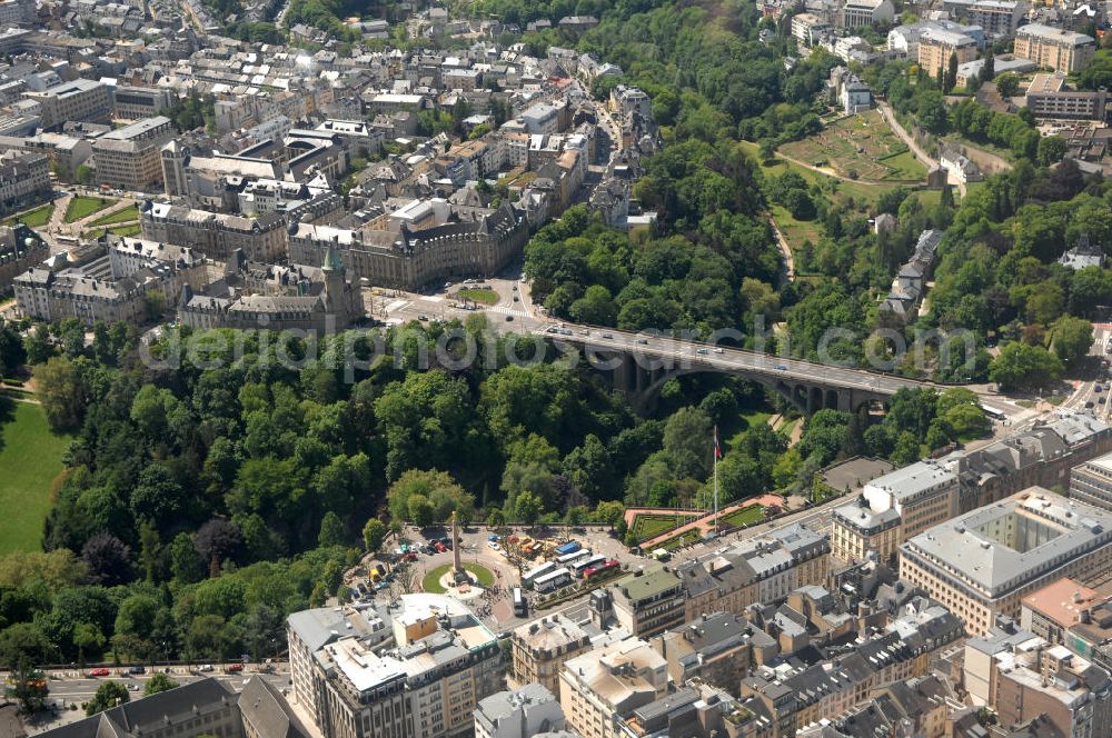 Aerial photograph Luxemburg - Stadtansicht auf die Brücke Pont Adolphe den mit dem Boulevard de la Petrusse am Place de Metz am Altstadtzentrum von Luxemburg. Im Vordergrund der Bereich an der Avenue Marie-Therese