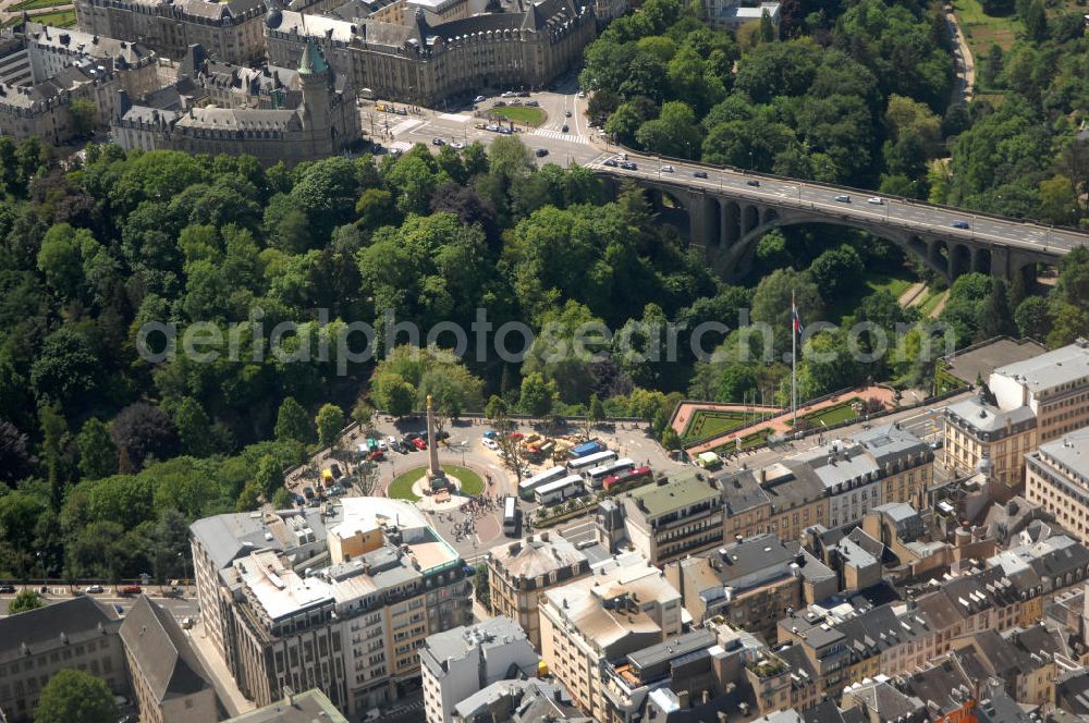 Luxemburg from above - Stadtansicht auf die Brücke Pont Adolphe den mit dem Boulevard de la Petrusse am Place de Metz am Altstadtzentrum von Luxemburg. Im Vordergrund der Bereich an der Avenue Marie-Therese