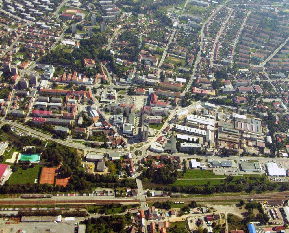 Brno / Brünn from above - Blick auf die Stadt Brno (Brünn), die zweitgrößte Stadt der Tschechei. Geographisch gesehen ist Brünn ein Teil der Donauregion und ist historisch mit der Stadt Wien verbunden, die von hier nur 110 km entfernt ist. Brno (Brünn) befindet sich im Kraj (etwa Verwaltungseinheit/Region) Südmährische Region .