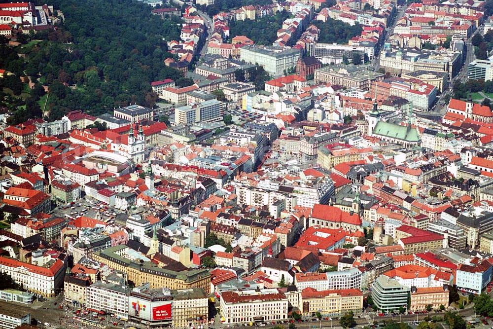 Aerial image Brno / Brünn - Blick auf die Stadt Brno (Brünn), die zweitgrößte Stadt der Tschechei. Geographisch gesehen ist Brünn ein Teil der Donauregion und ist historisch mit der Stadt Wien verbunden, die von hier nur 110 km entfernt ist. Brno (Brünn) befindet sich im Kraj (etwa Verwaltungseinheit/Region) Südmährische Region.