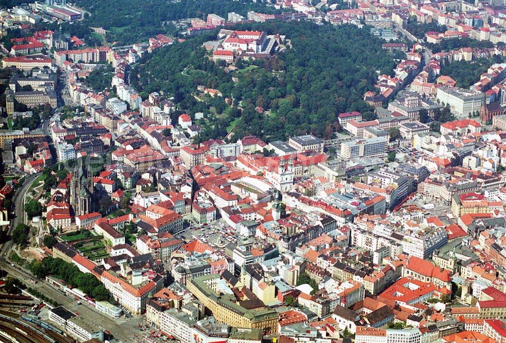 Brno / Brünn from above - Blick auf die Stadt Brno (Brünn), die zweitgrößte Stadt der Tschechei. Im Zentrum der Aufnahme ist das Alte Rathaus von Brno (Brünn) zu sehen und weiter links ist die Kirche der hl. Petrus und Paulus zu erkennen. Geographisch gesehen ist Brünn ein Teil der Donauregion und ist historisch mit der Stadt Wien verbunden, die von hier nur 110 km entfernt ist. Brno (Brünn) befindet sich im Kraj (etwa Verwaltungseinheit/Region) Südmährische Region.