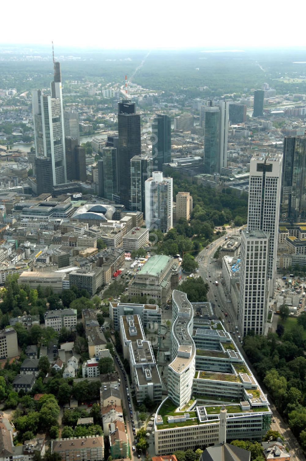 Aerial photograph Frankfurt am Main - Stadtansicht auf das Bürohaus Frankfurter Welle der corpus sireo und den erbauten Hochauskomplex OpernTurm an der Alten Oper. Im Hintergrund die Frankfurter Skyline mit dem Bankenzentrum.