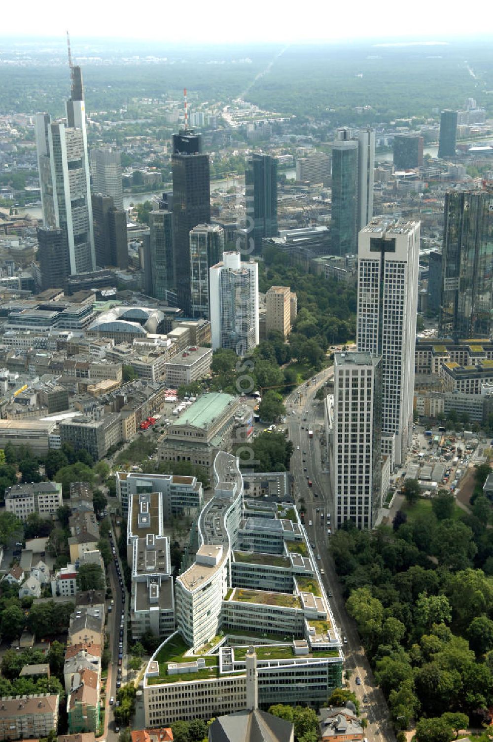 Frankfurt am Main from above - Stadtansicht auf das Bürohaus Frankfurter Welle der corpus sireo und den erbauten Hochauskomplex OpernTurm an der Alten Oper. Im Hintergrund die Frankfurter Skyline mit dem Bankenzentrum.