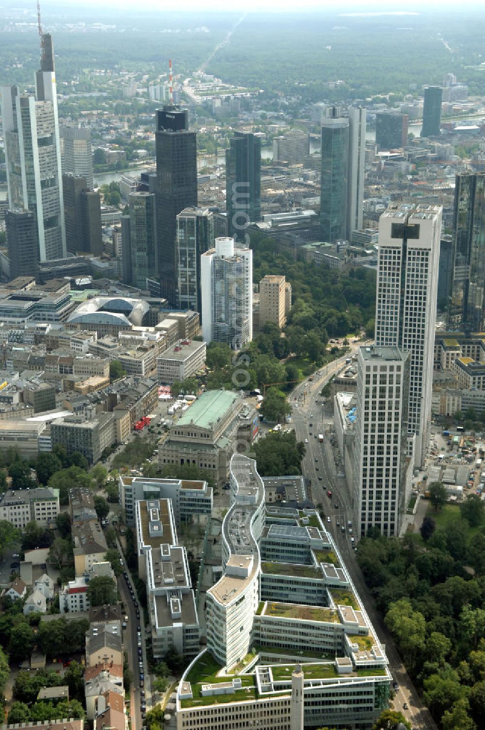 Frankfurt am Main from the bird's eye view: Stadtansicht auf das Bürohaus Frankfurter Welle der corpus sireo und den erbauten Hochauskomplex OpernTurm an der Alten Oper. Im Hintergrund die Frankfurter Skyline mit dem Bankenzentrum.