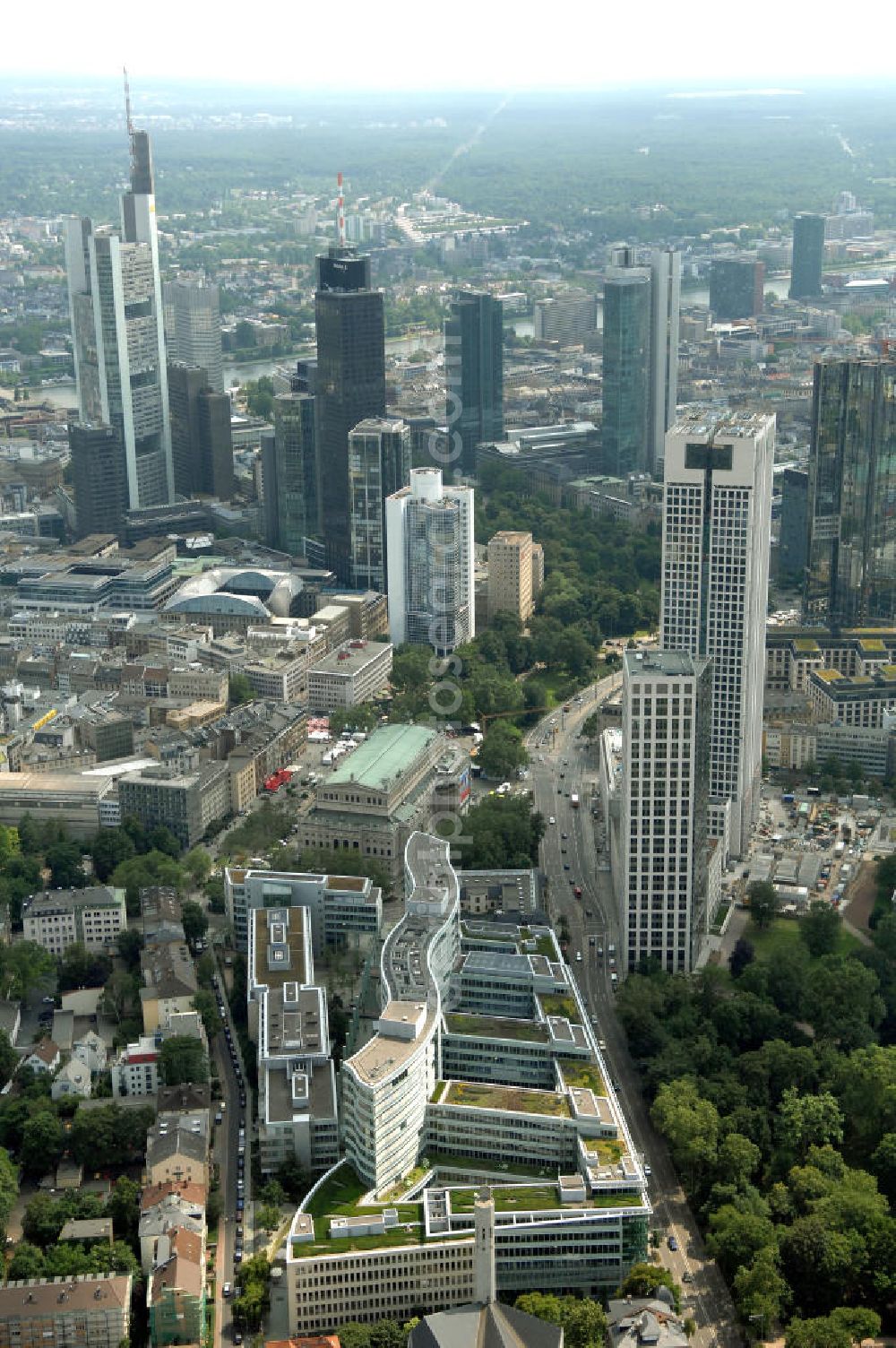 Aerial image Frankfurt am Main - Stadtansicht auf das Bürohaus Frankfurter Welle der corpus sireo und den erbauten Hochauskomplex OpernTurm an der Alten Oper. Im Hintergrund die Frankfurter Skyline mit dem Bankenzentrum.