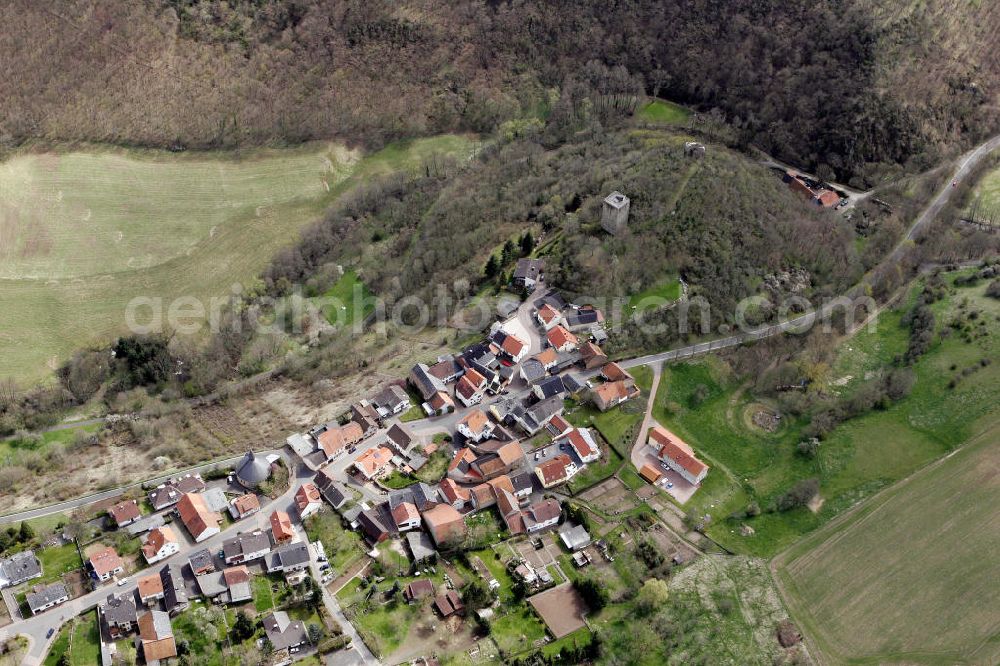 Burgsponheim from the bird's eye view: Blick auf die Ortschaft Burgsponheim in Rheinland Pfalz. Im Hintergrund ist die Burgruine Burgsponheim aus dem 12. Jahrhundert zu sehen. View to the village Burgsponheim in Rhineland- Palatinate. In the background is the castle ruin Burgsponheim from the 12. century recognizeable.